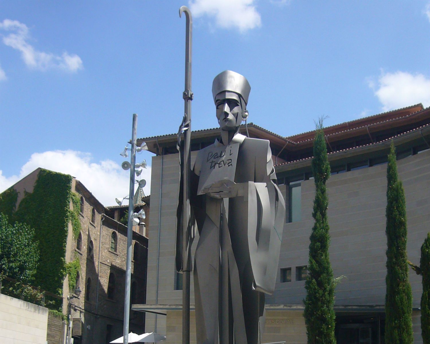 Monument a l'abat Oliba a la plaça del Bisbe de Vic, davant del Museu Episcopal
