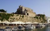 La muralla i l'ajuntament de Ciutadella La muralla i l'ajuntament de Ciutadella