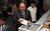 Abdelaziz Bouteflika votant durant les eleccions legislatives de 2012