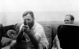 Ernest Hemingway a bord del seu vaixell 'Pilar' apuntant amb una pistola, l'any 1935 Ernest Hemingway a bord del seu vaixell 'Pilar' apuntant amb una pistola, l'any 1935