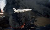 Avió de la OTAN volant sobre els camps de petroli de Kuwait en flames durant la guerra del Golf Avió de la OTAN volant sobre els camps de petroli de Kuwait en flames durant la guerra del Golf