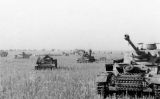 Canons d'assalt i tancs alemanys Panzer III i IV, subministrant-se i preparant-se per a l'ofensiva el 21 de juny de 1943 Canons d'assalt i tancs alemanys Panzer III i IV, subministrant-se i preparant-se per a l'ofensiva el 21 de juny de 1943