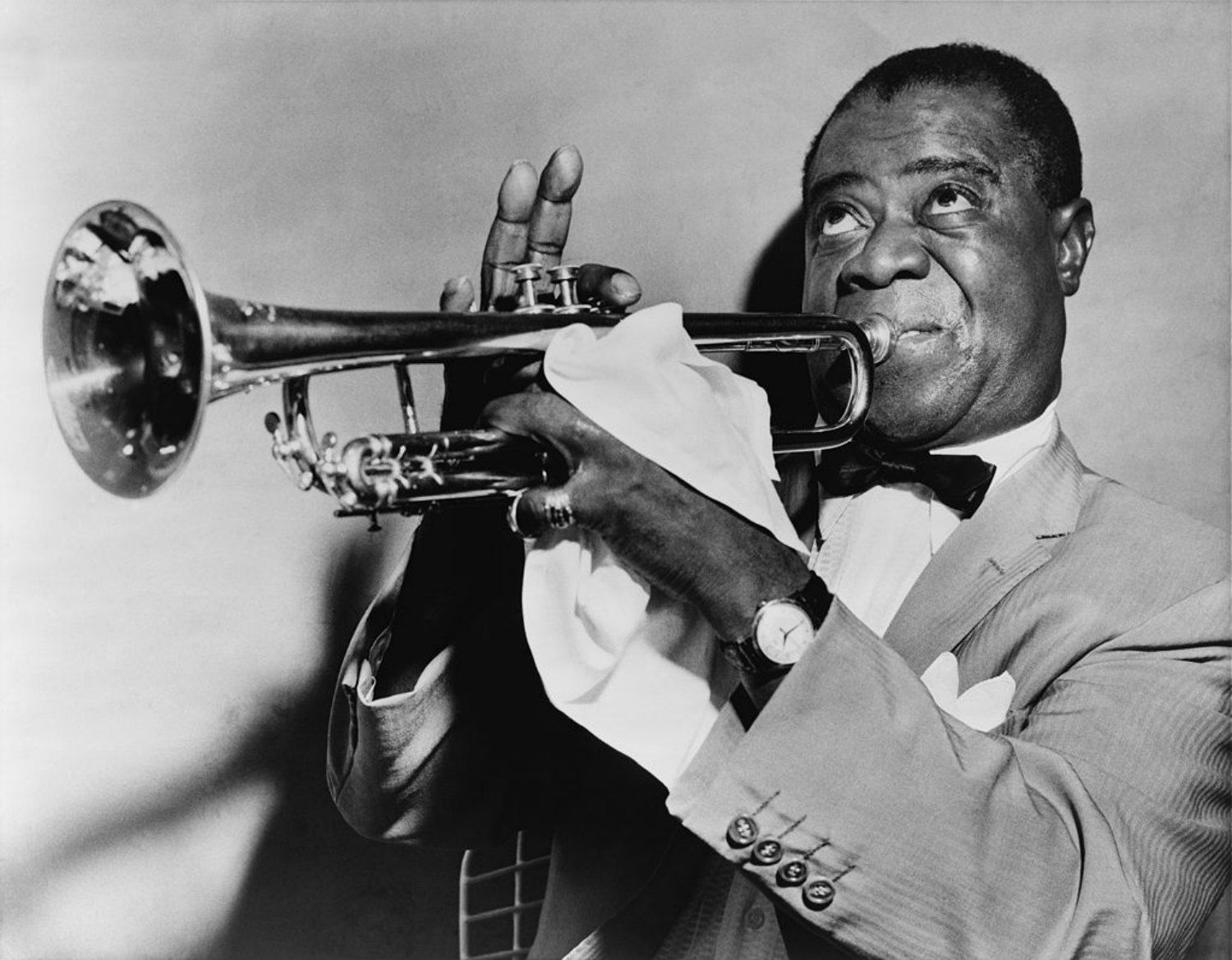 Louis Armstrong tocant la seva trompeta el 1953