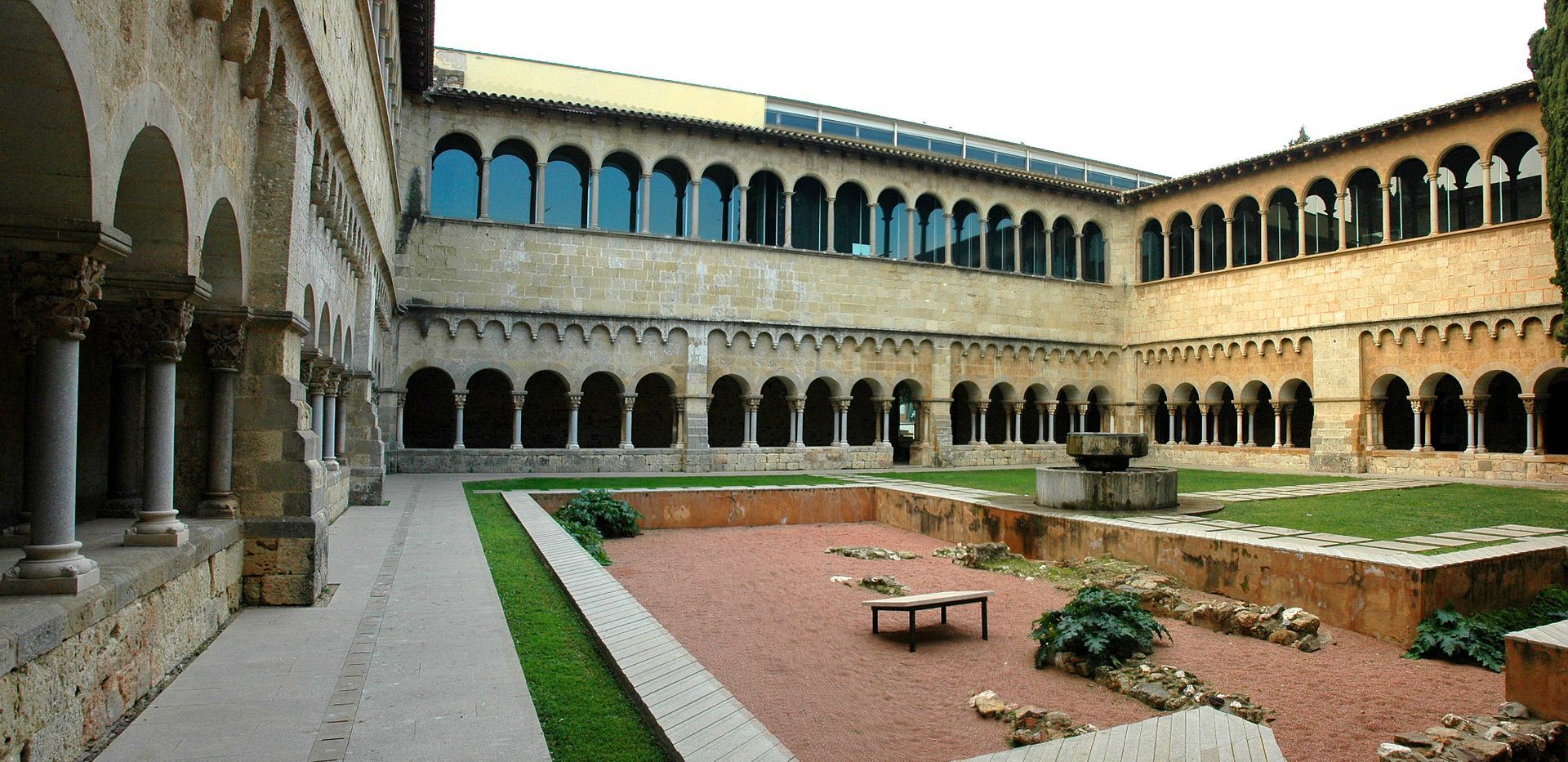Claustre romànic del monestir de Sant Cugat del Vallès