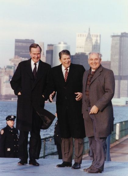 Reunió de Gorbatxov amb Ronald Reagan i George Bush a Nova York el 1988 Reunió de Gorbatxov amb Ronald Reagan i George Bush a Nova York el 1988