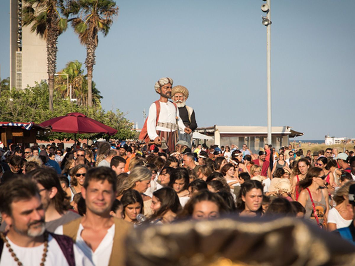 Espectacle de gegants a les Festes del Mar de Castelldefels