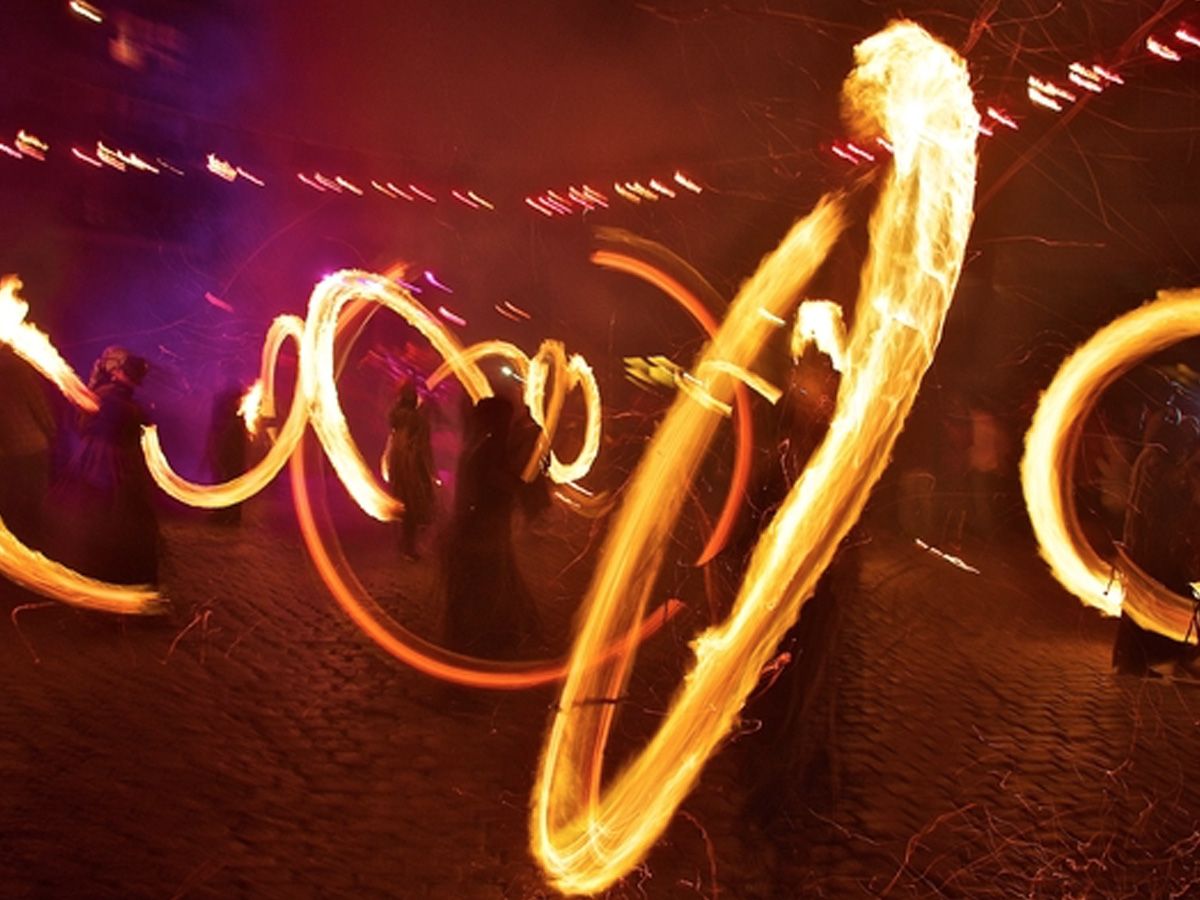 Foc i aigua lluiten a Caldes de Montbui durant la festa Escaldàrium