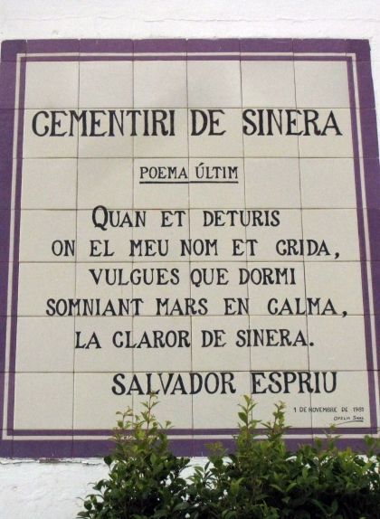 Transcripció del poema de l'obra 'Cementiri de Sinera', d'Espriu, a l'entrada del cementiri d'Arenys