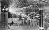 Nikola Tesla assegut davant d'una bobina Nikola Tesla assegut davant d'una bobina