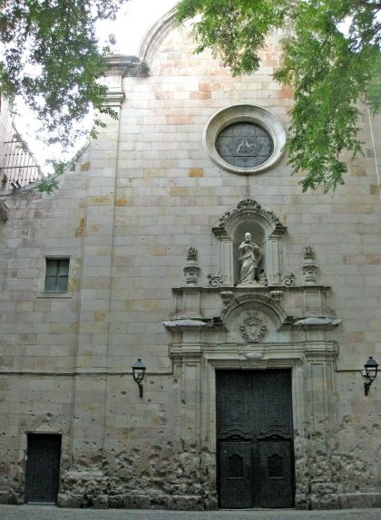 La façana de l'església de Sant Felip Neri amb marques dels bombardejos