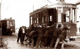 Les cròniques expliquen de la vaga dels Tramvies que “los sediciosos” van cantar ‘La Internacional’ i van bolcar i cremar 2 tramvies