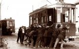 Les cròniques expliquen de la vaga dels Tramvies que “los sediciosos” van cantar ‘La Internacional’ i van bolcar i cremar 2 tramvies Les cròniques expliquen de la vaga dels Tramvies que “los sediciosos” van cantar ‘La Internacional’ i van bolcar i cremar 2 tramvies