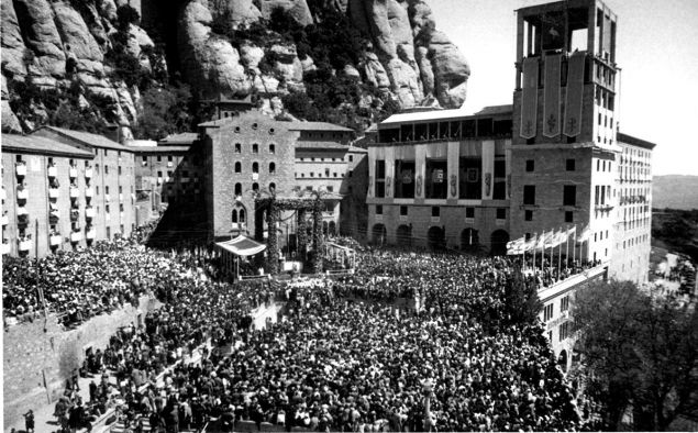 Multitud a Montserrat en la festa d'entronització de la Moreneta