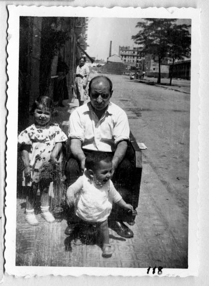 Joan Adserias amb els seus dos fills, Maria i Esteve, entre el 1934 i el 1936 Joan Adserias amb els seus dos fills, Maria i Esteve, entre el 1934 i el 1936