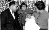 En Joan Adserias amb Mercè Crusellas i els seus dos fills, entre el 1934 i el 1936 En Joan Adserias amb Mercè Crusellas i els seus dos fills, entre el 1934 i el 1936