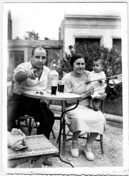 Joan Adserias i Mercè Crusellas amb la seva filla Maria, entre 1934 i 1936, abans que la guerra els separés Joan Adserias i Mercè Crusellas amb la seva filla Maria, entre 1934 i 1936, abans que la guerra els separés