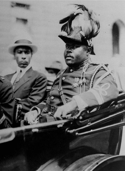 Marcus Garvey durant una desfilada militar el 1922