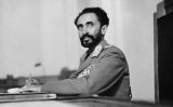 Haile Selassie al seu despatx al palau d'Addis Abeba, la capital d'Etiòpia, el 1930 Haile Selassie al seu despatx al palau d'Addis Abeba, la capital d'Etiòpia, el 1930