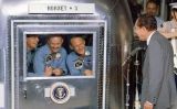 Nixon visita la tripulació de l'Apollo 11, en quarantena després de tornar a la Terra Nixon visita la tripulació de l'Apollo 11, en quarantena després de tornar a la Terra