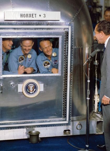 Nixon visita la tripulació de l'Apollo 11, en quarantena després de tornar a la Terra Nixon visita la tripulació de l'Apollo 11, en quarantena després de tornar a la Terra