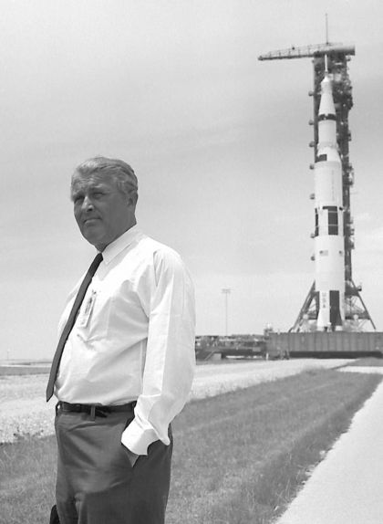 El doctor Wernher von Braun amb el Saturn V al darrere, un coet desenvolupat al Marshall Space Flight Center sota la seva direcció El doctor Wernher von Braun amb el Saturn V al darrere, un coet desenvolupat al Marshall Space Flight Center sota la seva direcció