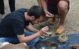 Un guia durant el taller d'eines als dòlmens de Romanyà de la Selva, a Santa Cristina d'Aro Un guia durant el taller d'eines als dòlmens de Romanyà de la Selva, a Santa Cristina d'Aro