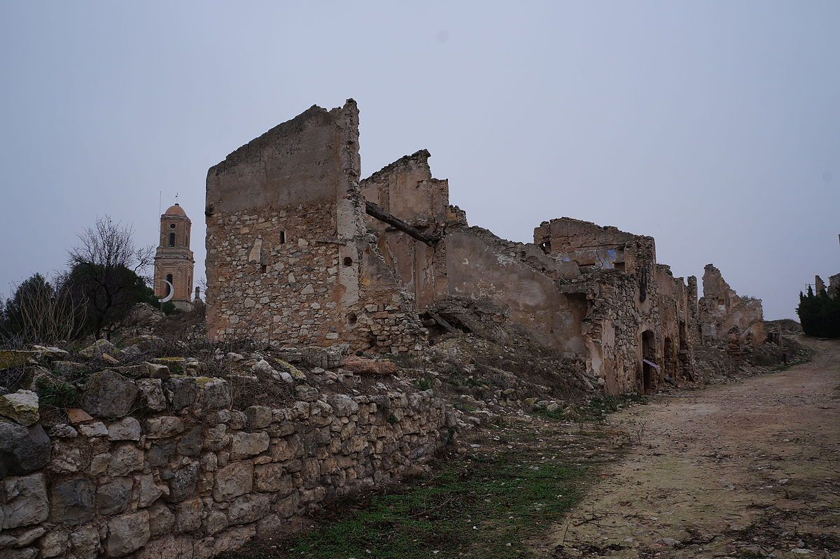 Carrer destruït del Poble Vell de Corbera d'Ebre