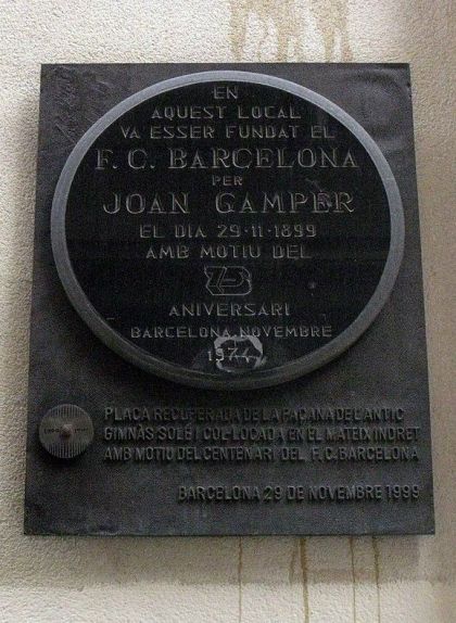 Placa commemorativa col·locada a l'antic Gimnàs Soler, on es va fundar el FC Barcelona Placa commemorativa col·locada a l'antic Gimnàs Soler, on es va fundar el FC Barcelona