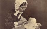 Una dida alletant un nadó, fotografia de Paul Nadar Una dida alletant un nadó, fotografia de Paul Nadar