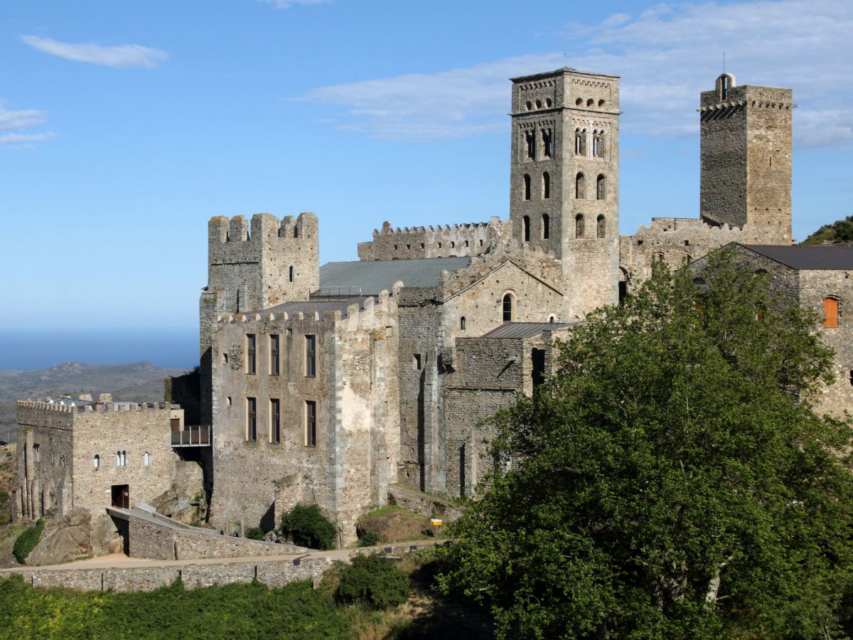 El monestir de Sant Pere de Rodes, part del conjunt monumental format pel poble medieval de Santa Creu i el castell de Verdera