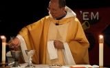 Un mossèn servint el vi de missa Un mossèn servint el vi de missa