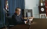 Richard Nixon durant el seu discurs per televisió el 29 d'abril de 1974 explicant la publicació de les transcripcions de les grabacions Richard Nixon durant el seu discurs per televisió el 29 d'abril de 1974 explicant la publicació de les transcripcions de les grabacions