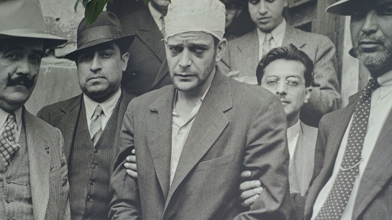 Ramon Mercader en un del moment de la seva detenció per l'assassinat de Trotski