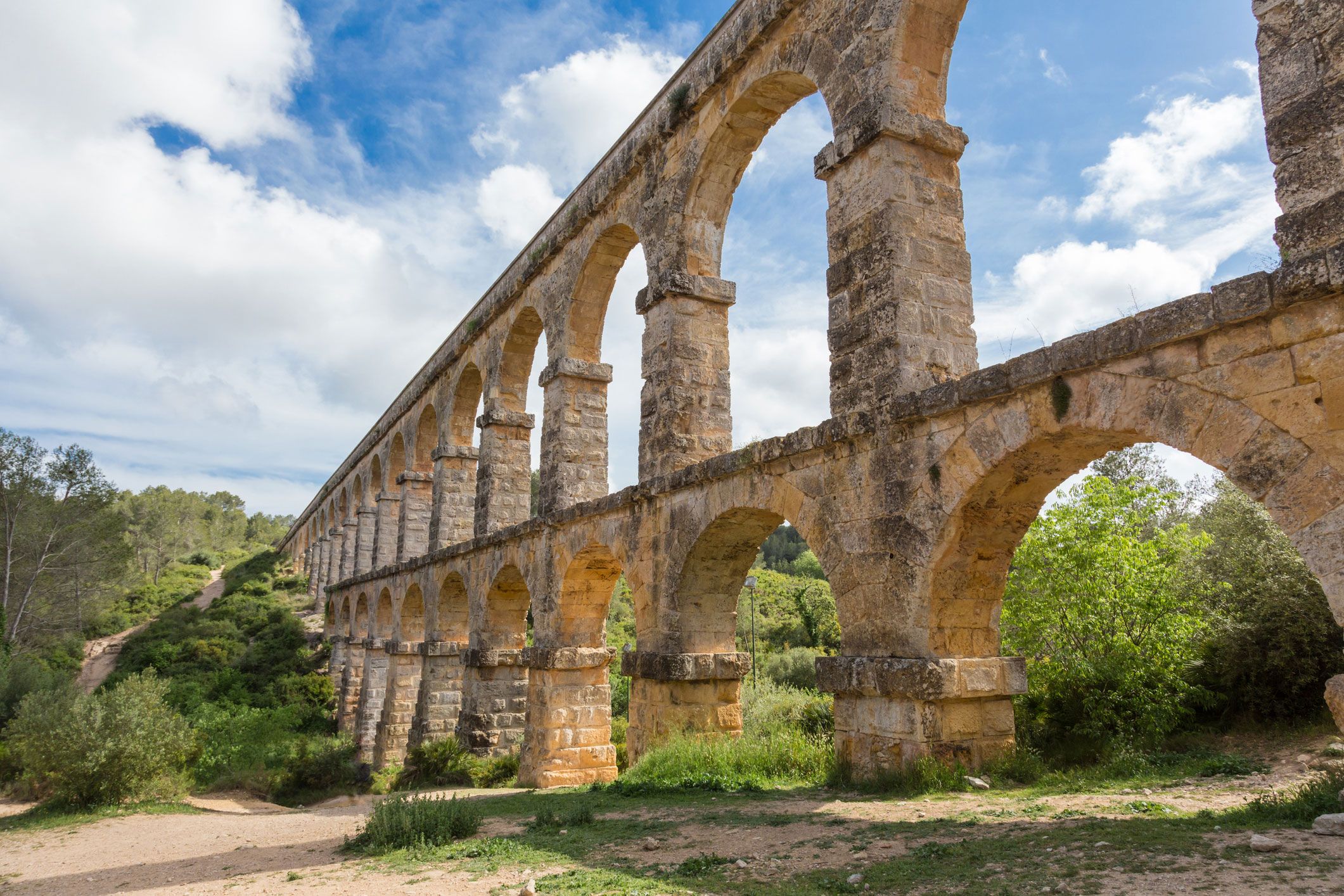 L’emperador August va ser qui va manar construir el pont del Diable, que va esdevenir un punt central entre el Pla de Barcelona i Tàrraco