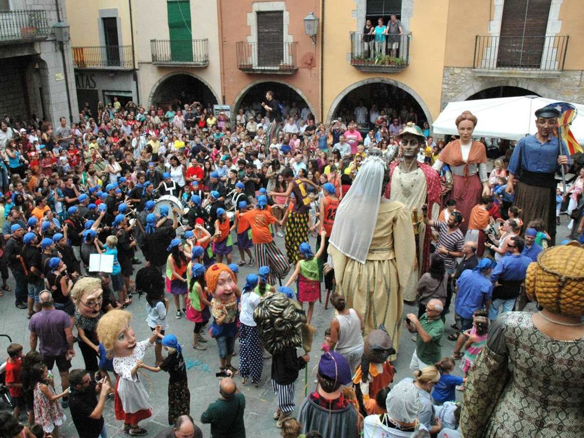 Ball de gegants a la plaça de la Vila de Torroella de Montgrí