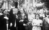 Dones fent la salutació feixista Dones fent la salutació feixista