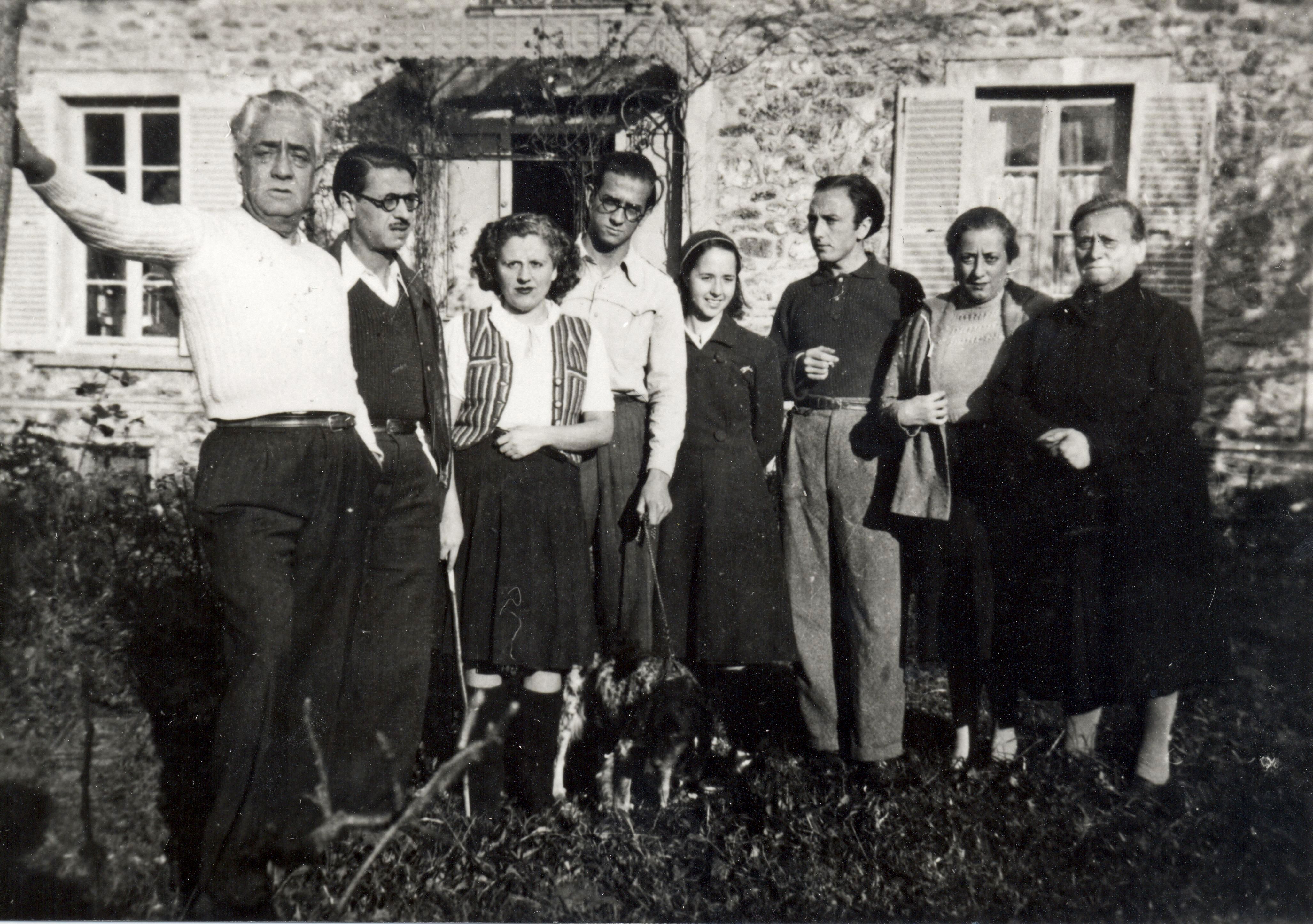 D’esquerra a dreta: Magí Murià, Armand Obiols, Mercè Rodoreda, Jordi Murià, Amàlia Casals, Agustí Bartra, Anna Murià i Anna Romaní a Villa Rosset, França