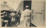Abd el-Krim sota custodia francesa, a Fez, a punt de pujar el tren que el portaria a l'exili el 1926