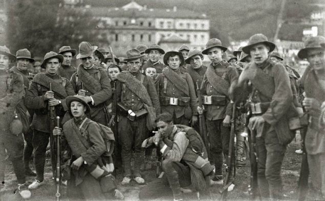 Concentració de tropes a la platja d'Ondarreta amb destí a la guerra d'Àfrica el 1921