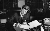 John F. Kennedy signant l'autorització per a la quarantena naval de Cuba el 23 d'octubre de 1962 John F. Kennedy signant l'autorització per a la quarantena naval de Cuba el 23 d'octubre de 1962