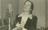 Fotografia de Conxita Badia durant un concert europeu el 1939 Fotografia de Conxita Badia durant un concert europeu el 1939