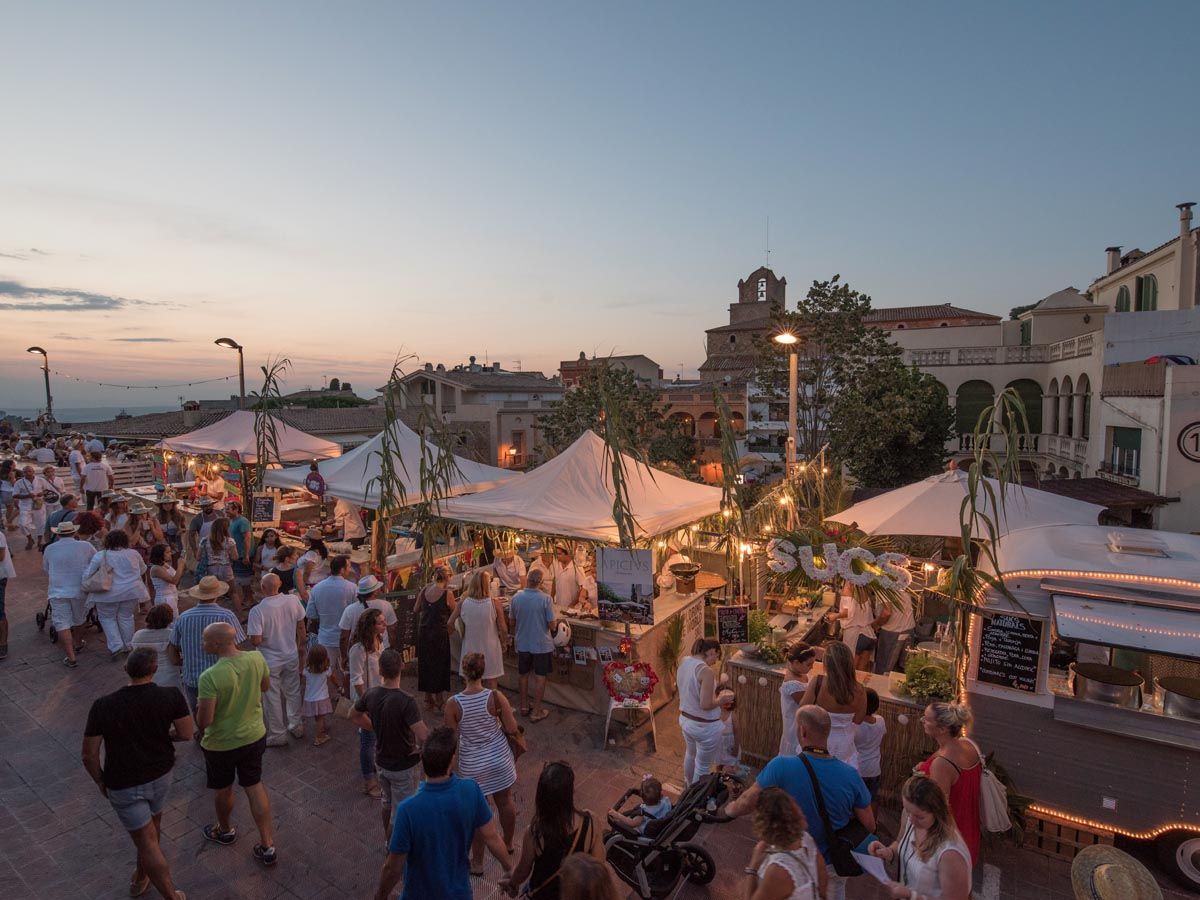 Un carrer de Begur durant la Fira d'Indians