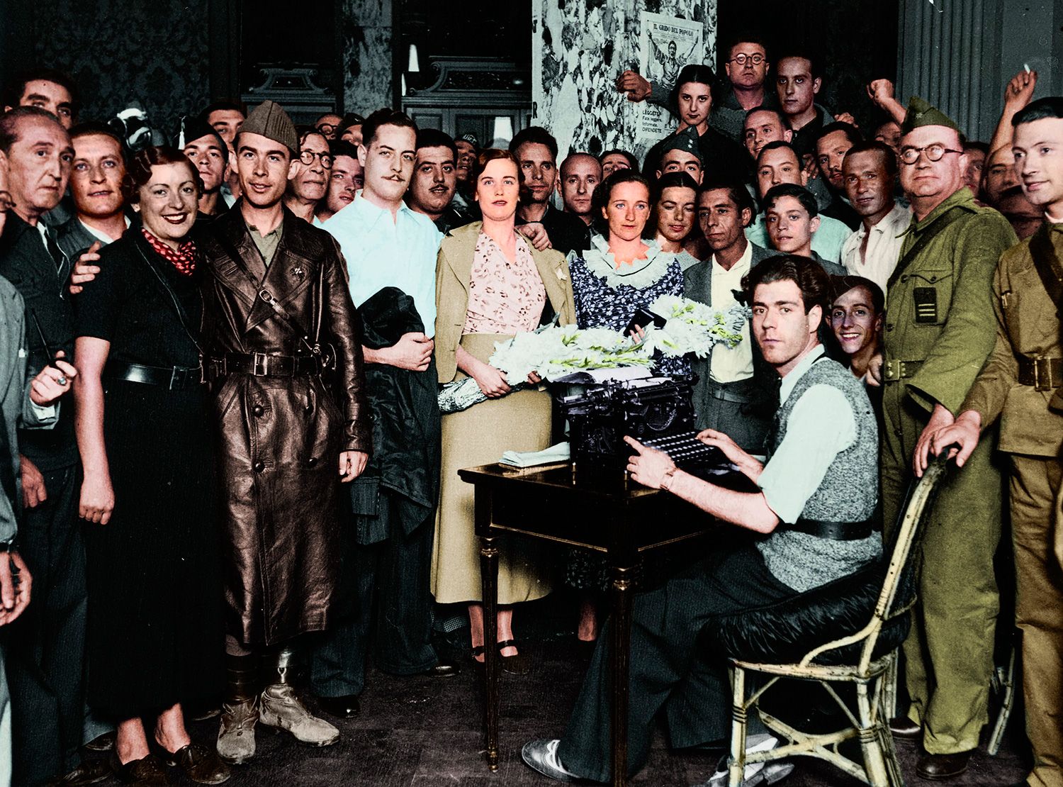 Casament de tres parelles de milicians durant la Guerra Civil (la imatge original era en blanc i negre i ha estat acolorida per AJJ Estudio)