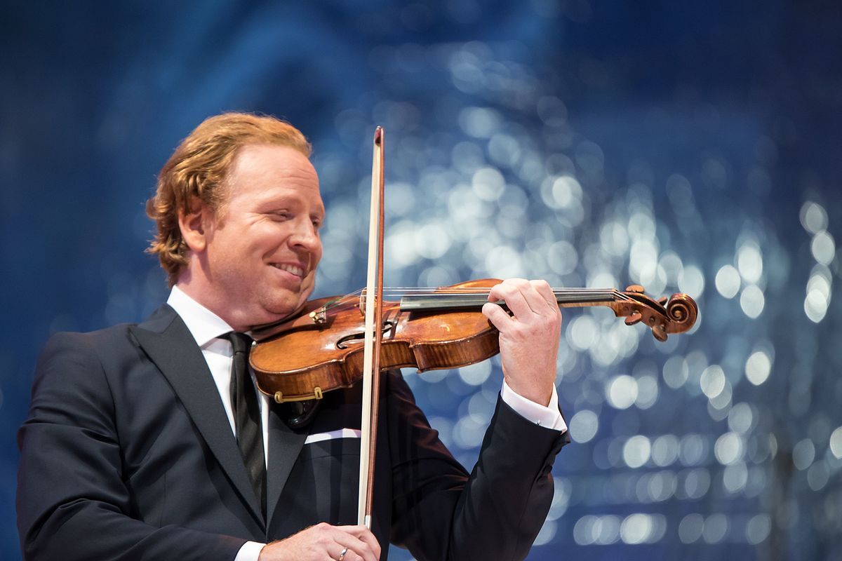 El violinista Daniel Hope durant un concert l'any 2016