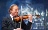El violinista Daniel Hope durant un concert l'any 2016 El violinista Daniel Hope durant un concert l'any 2016