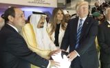 Donald i Melanie Trump amb el rei Salman de l'Aràbia Saudita Donald i Melanie Trump amb el rei Salman de l'Aràbia Saudita