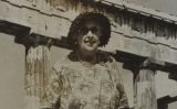 Agatha Christie durant la seva visita a l'Acròpolis d'Atenes el 1958 Agatha Christie durant la seva visita a l'Acròpolis d'Atenes el 1958