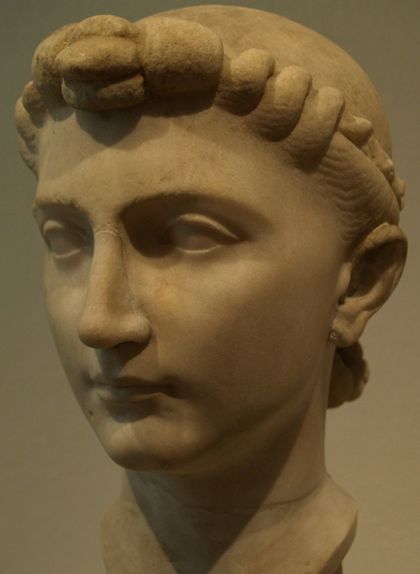 Bust femení de Júlia, filla d'August, a l'Altes Museum de Berlín Bust femení de Júlia, filla d'August, a l'Altes Museum de Berlín