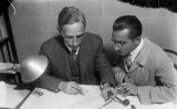 Pompeu Fabra i Josep Miracle repassant els textos a la impremta per al 'Diccionari General' Pompeu Fabra i Josep Miracle repassant els textos a la impremta per al 'Diccionari General'