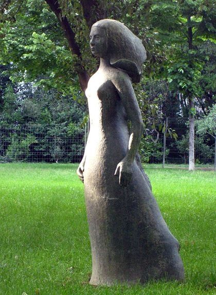Escultura d'Eloïsa Cerdán, al Turó Parc de Barcelona, en homenatge al personatge Teresa la Ben Plantada d'Eugeni d'Ors Escultura d'Eloïsa Cerdán, al Turó Parc de Barcelona, en homenatge al personatge Teresa la Ben Plantada d'Eugeni d'Ors
